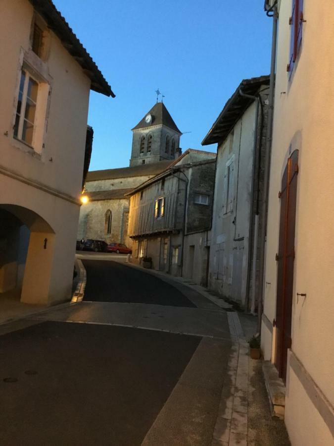 مبيت وإفطار Nanteuil-en-Vallée La Vieille Maison Rose المظهر الخارجي الصورة