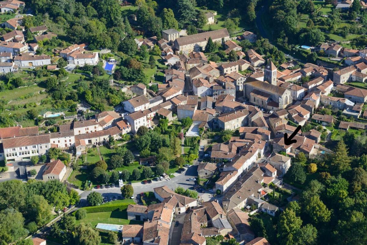 مبيت وإفطار Nanteuil-en-Vallée La Vieille Maison Rose المظهر الخارجي الصورة