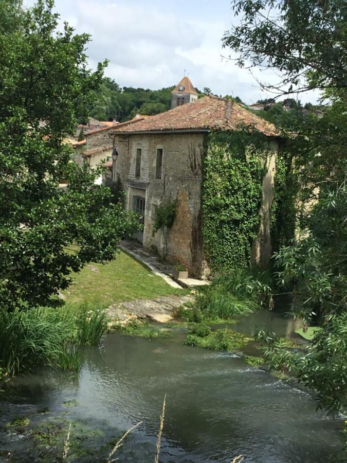 مبيت وإفطار Nanteuil-en-Vallée La Vieille Maison Rose المظهر الخارجي الصورة