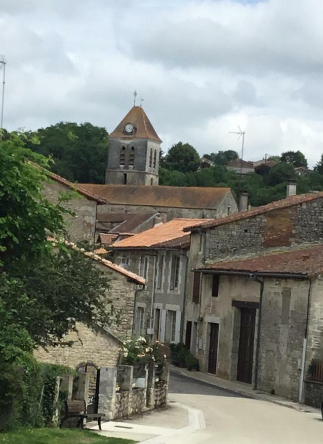 مبيت وإفطار Nanteuil-en-Vallée La Vieille Maison Rose المظهر الخارجي الصورة